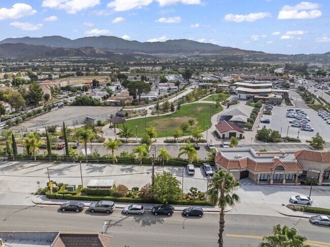 Building Photo - "Charming 2-Bed, 2-Bath Condo Retreat in S...