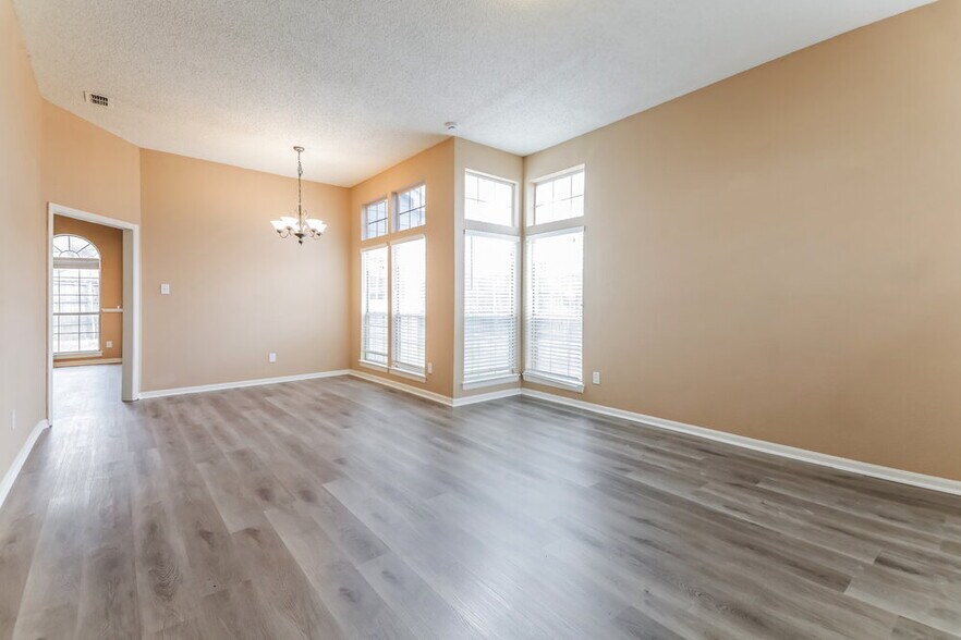 Building Photo - 2085 Cameo Dr