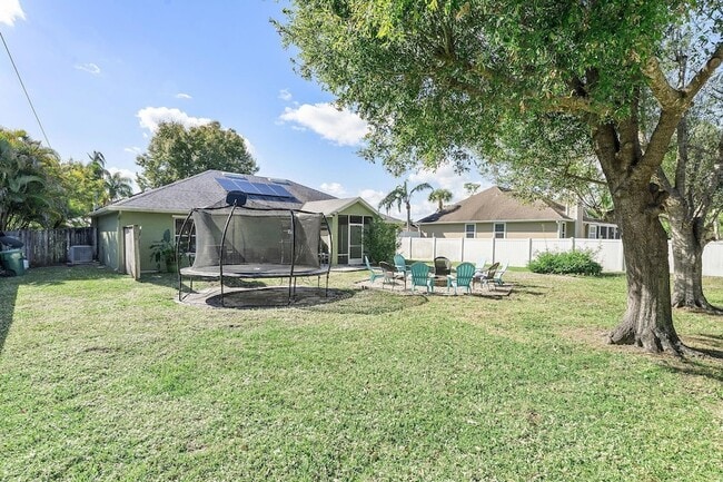 Building Photo - 655 SE Ron Rico Terrace