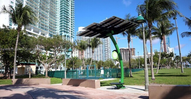Building Photo - 1750 N Bayshore Dr