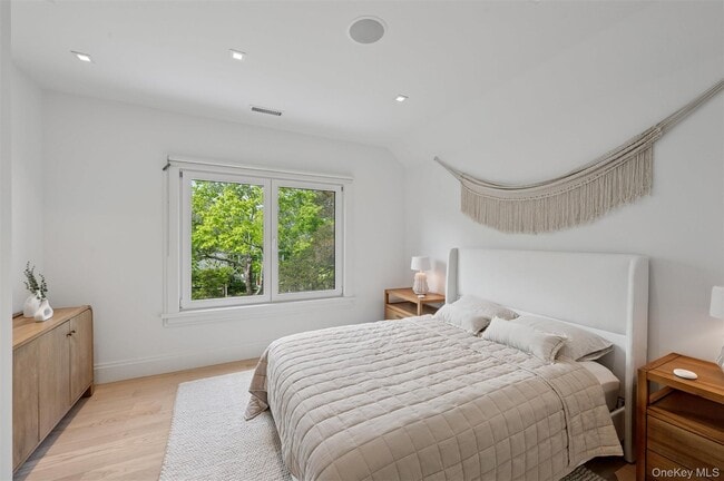 Building Photo - 28 Canoe Place Rd