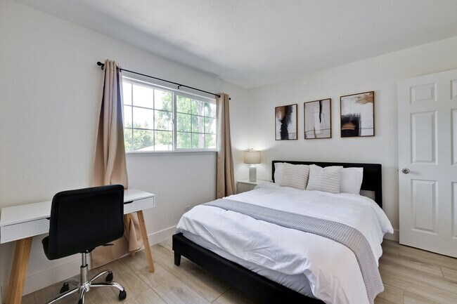 Building Photo - 4000 Rhoda Dr
