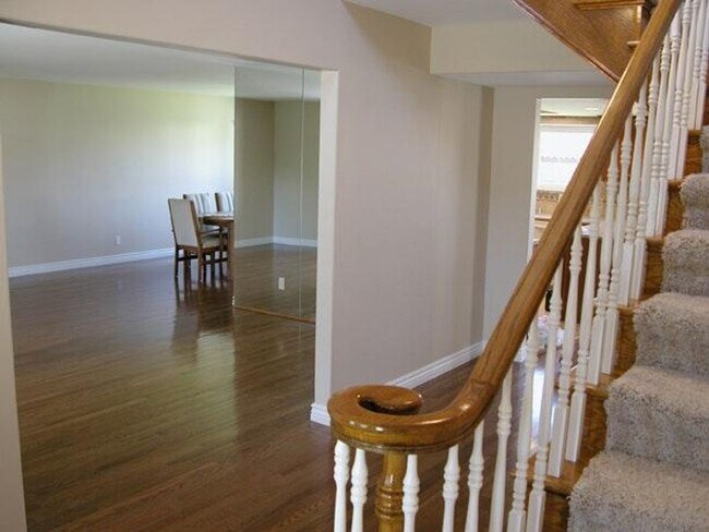 Building Photo - 485 Meadowbrook Dr
