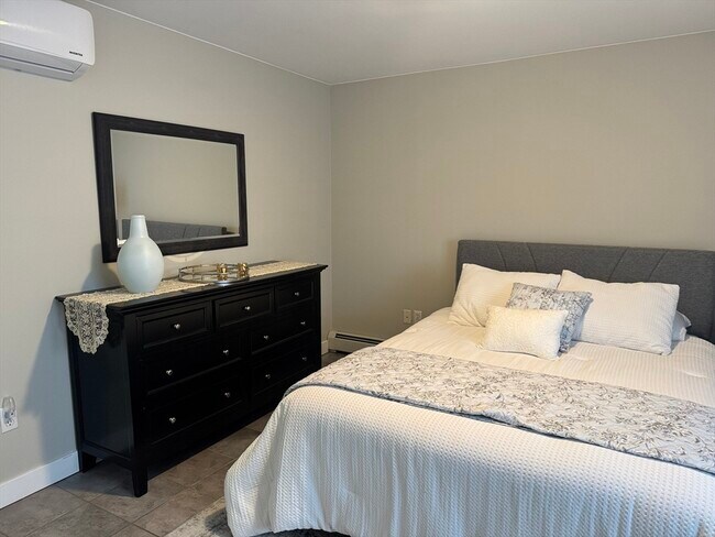 Building Photo - 6 St Anthonys Ln