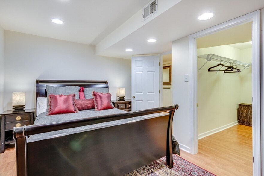 Building Photo - 921 W Newport Ave