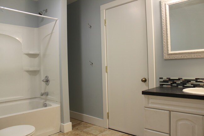 Building Photo - 226 Valley Ave SW