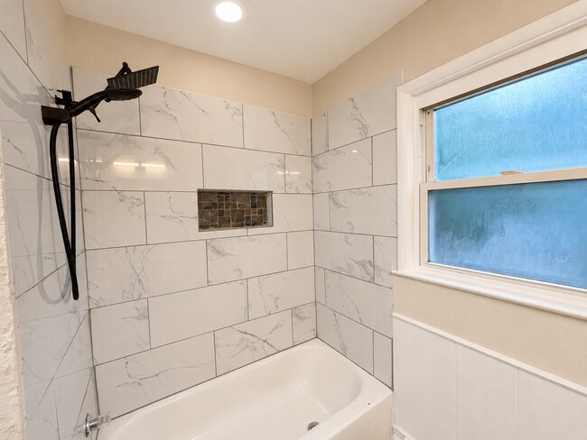 Building Photo - Cozy Flint Home with Fenced Yard & Pet-Friendly - Perfect for You!