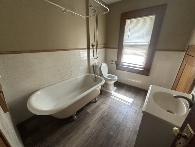 Building Photo - Renovated, spacious home located on Moulso...