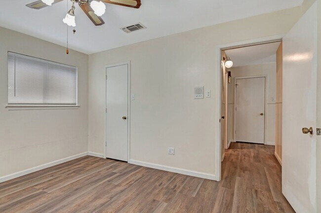 Building Photo - 2423 Pleasant Cir N