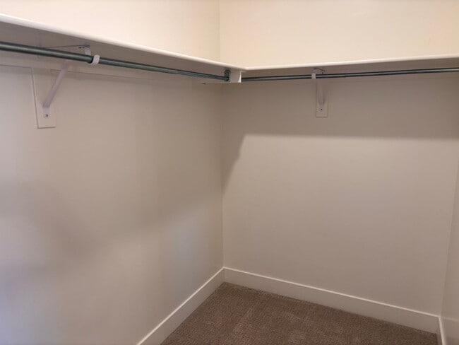Building Photo - 3 bed plus office / 2.5 bath / 3 car Singl...