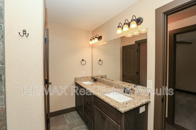 Building Photo - 1000 Peak St