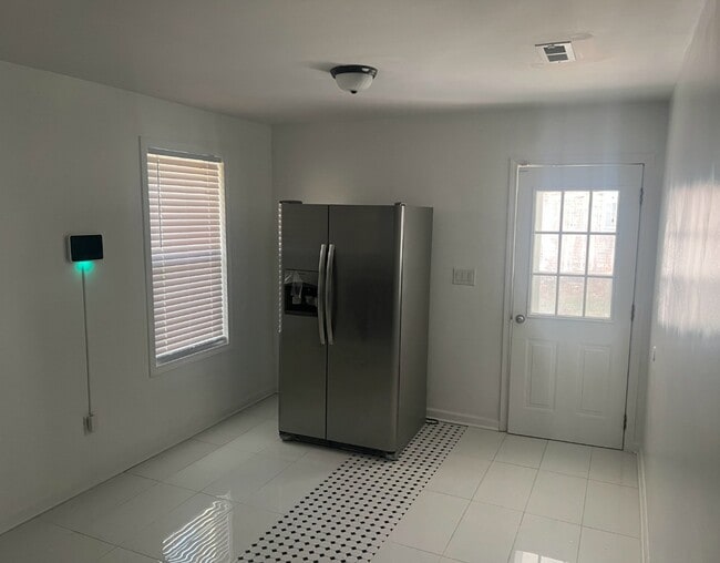 Building Photo - 3103 Lincoln Dr