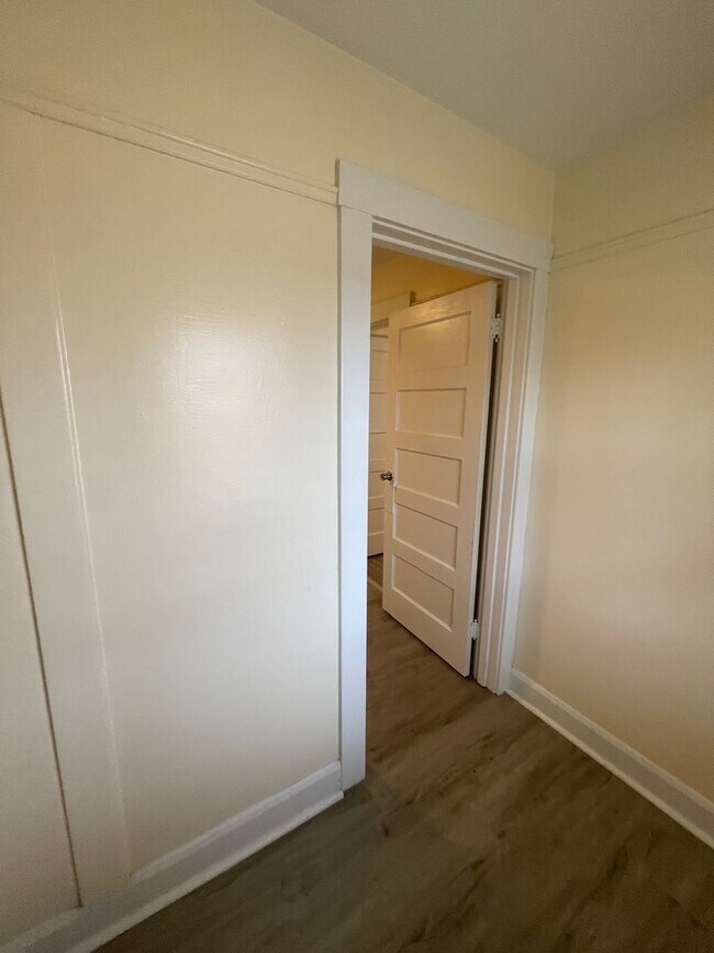 Building Photo - 825 N 6th St