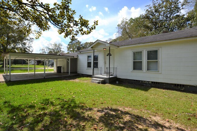 Building Photo - Updated, 3 bedroom, 2 bath home on treed lot in coveted Brownsfield Community
