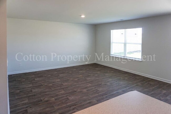 Building Photo - 602 Draymore Dr NE