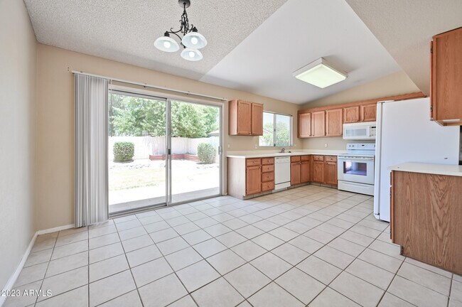 Building Photo - 6830 E Paradise Ln