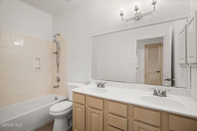 Building Photo - 695 Paseo del Mar Dr