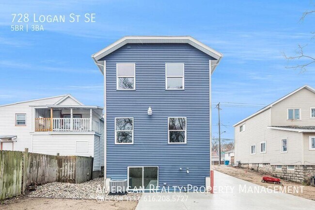 Building Photo - 728 Logan St SE