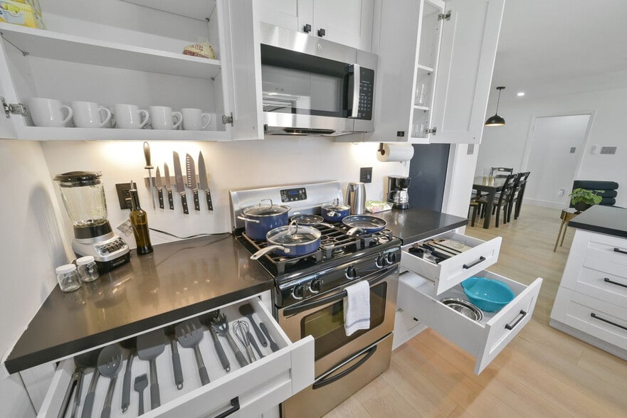 Building Photo - 5122 Hialeah Dr