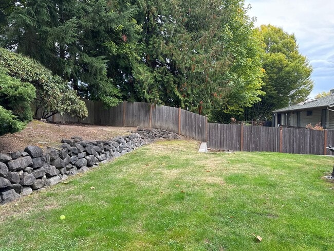 Building Photo - Beautiful Tri-level 4 beds, 2.5 baths plus...