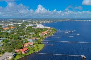 Building Photo - 901 SE Riverside Dr