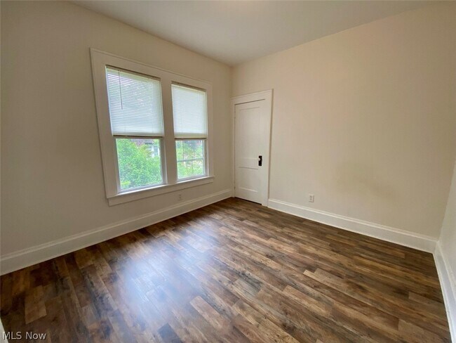 Building Photo - 400 Cloverdale Ave