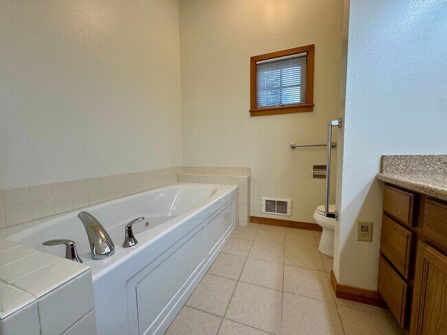 Building Photo - Single-Level 2BD/2BA in Face Rock Village – Bandon Beach Living Awaits
