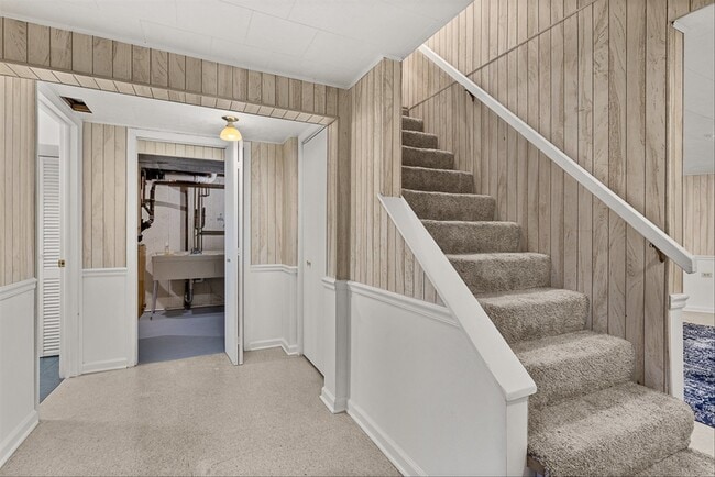 Building Photo - 5631 S Oak St