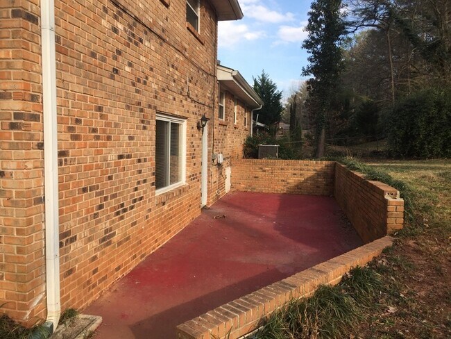 Building Photo - Beautifully Updated 4 Bedroom Home in Decatur! -1st month's Rent FREE with a 13-month lease!