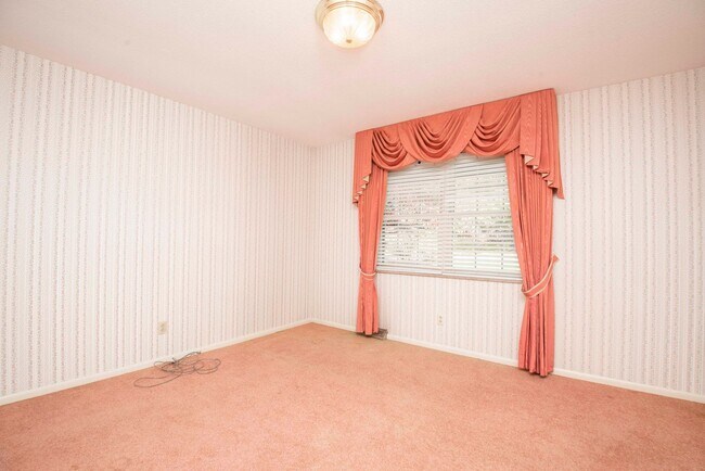 Building Photo - Halls 37938 - 4 bedroom, bath home with 4 garage spaces - Call Susan Niedergeses 865-300-4722