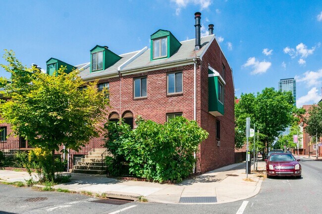 Building Photo - Beautiful Three Bedroom in Washington Square West