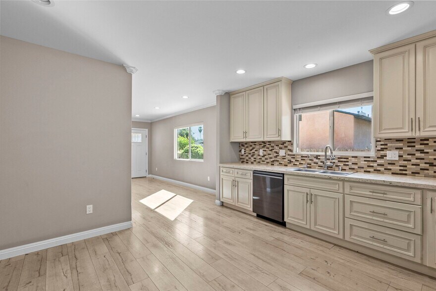 Building Photo - 6717 Cedros Ave