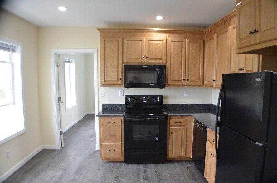 Building Photo - 563 Burritt St