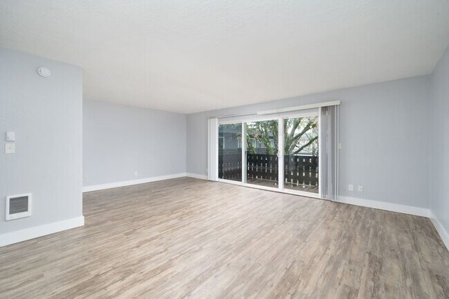 Building Photo - MOVE IN SPECIAL 1ST MONTH RENT FREE!! 2 bedroom unit!!