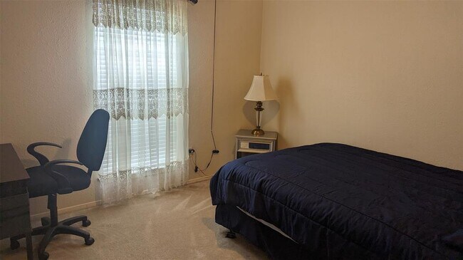 Building Photo - 6130 S Pinesap Dr