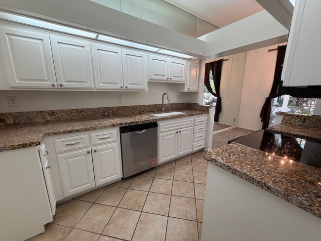 Building Photo - COSTA MESA 2 BEDROOM, 2 BATHROOM CONDO $3,400 (BRISTOL & BAKER)