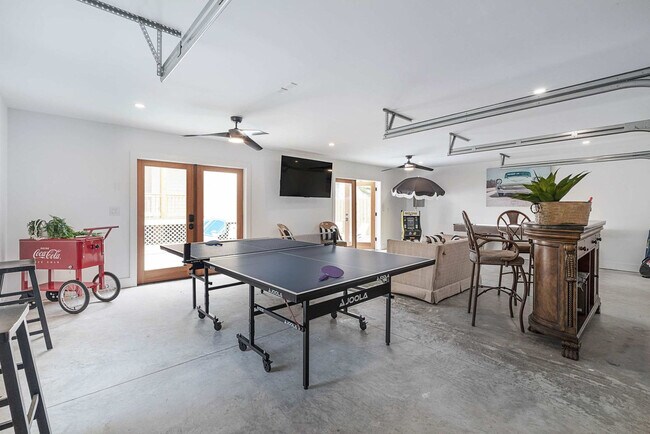 Building Photo - 30 W Castillo Dr