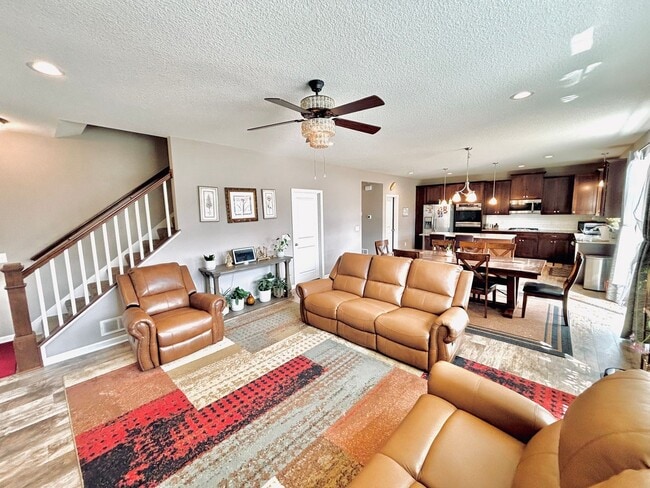 Building Photo - Solar Home!  Beautiful 4bed/3bath Single Family Home in Shakopee