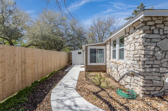 Building Photo - 103 W Centre St