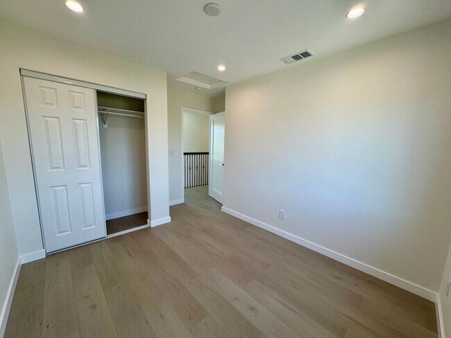Building Photo - 147 E 59th St