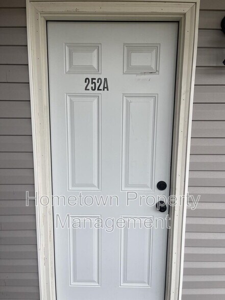 Building Photo - 252 River Rd