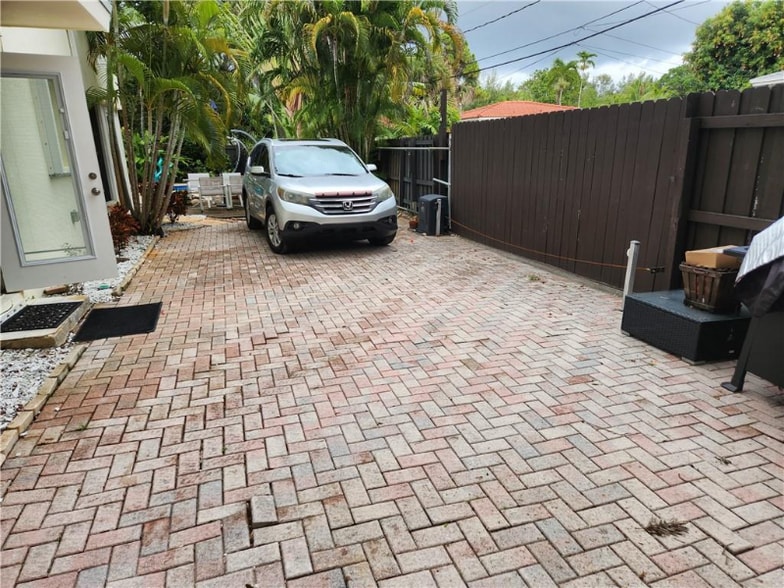 Building Photo - 814 SE 13th St