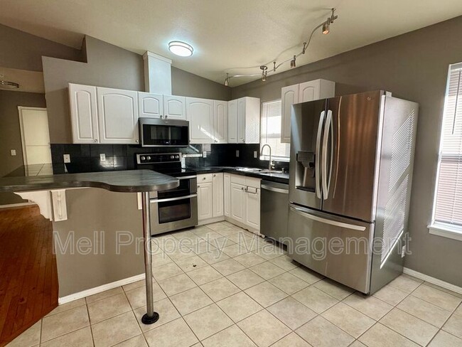 Building Photo - 490 SE Alpine Ave