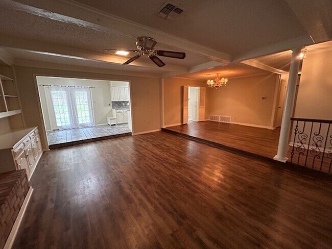 Building Photo - Spacious Midway ISD Home