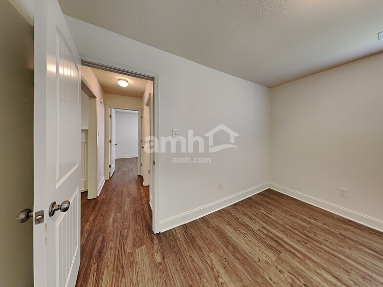 Building Photo - 2961 S Hartland Dr
