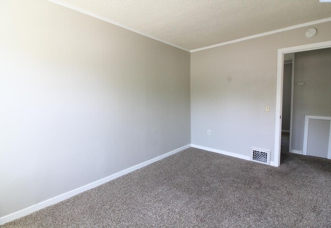 Building Photo - 3 Bed/1 Bath A-Duplex in Central Richland