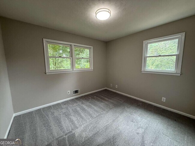 Building Photo - 3155 Oak Dr