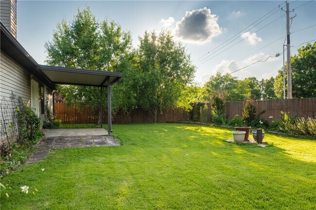 Building Photo - 654 Terry Ave