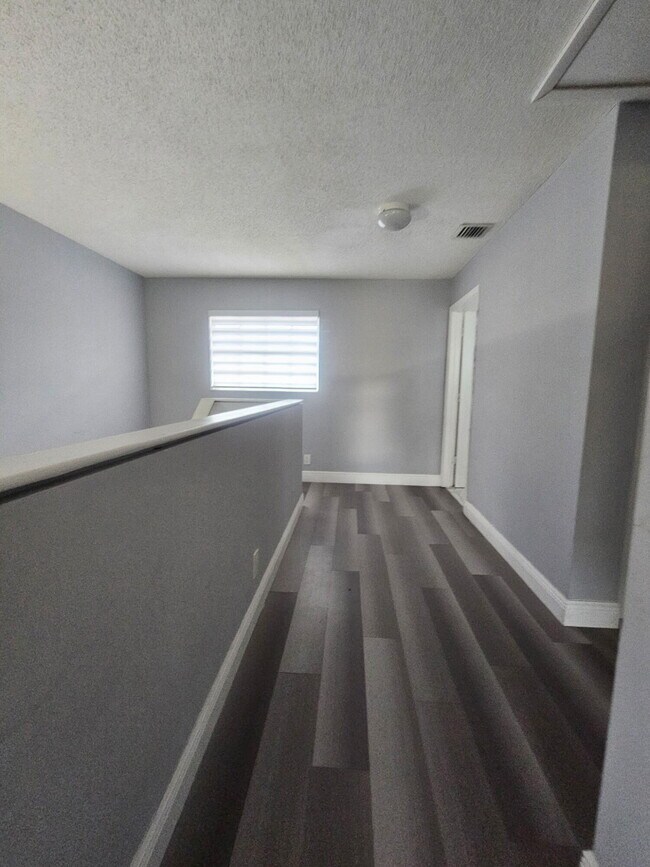 Building Photo - 331 Cypress Way W
