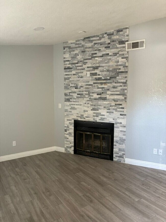 Building Photo - 1 Bedroom Condo with Fireplace, Private Patio, Pool Access & Washer/Dryer Included